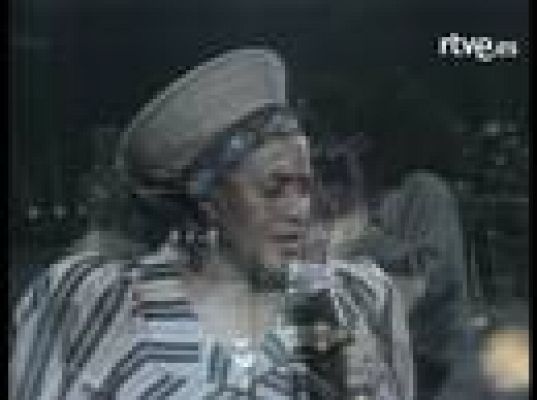  - Muere "Mama Afrika"