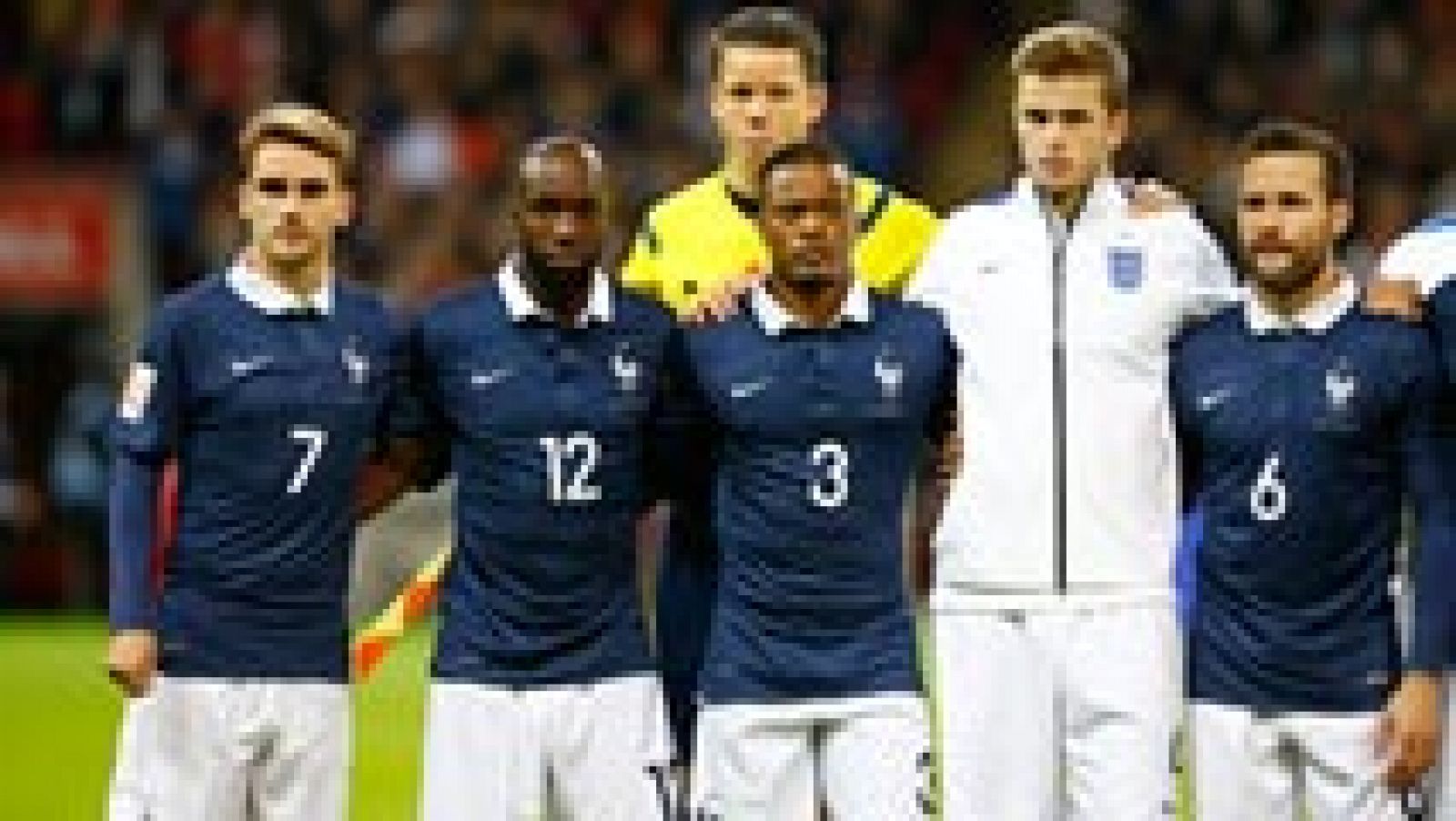 Los más de 80.000 espectadores que acudieron esta martes al estadio londinense de Wembley para presenciar en directo el partido amistoso entre Inglaterra y Francia entonaron a viva voz La Marsellesa, el himno nacional francés, en memoria de las víctimas del atentado de París del pasado viernes. Los dos videomarcadores del emblemático estadio, situado en el norte de la capital británica, proyectaron, tal y como había anunciado la Federación Inglesa de Fútbol (FA en sus siglas en inglés), la letra del himno galo para que los aficionados locales pudieran cantarlo junto a sus colegas franceses. 