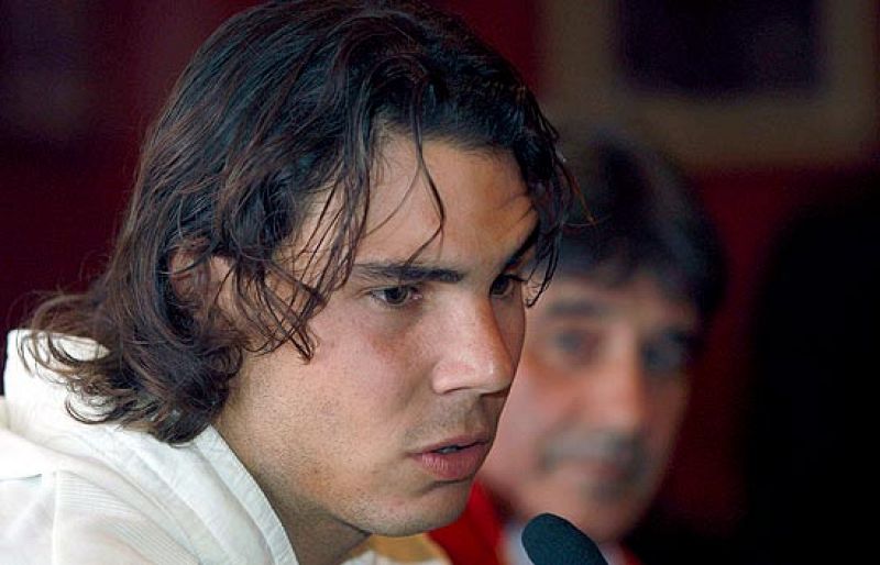 Nadal ha confirmado en la rueda de prensa los malos presagios sobre su ausencia en la final de la Copa Davis. La culpable, una tendiditis en su maltrecha rodilla derecha.