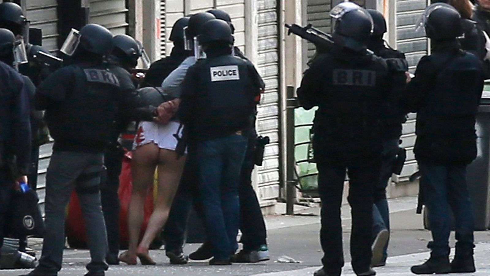 Atentado en París: La Policía lanza una gran operación en Saint Denis para detener al cerebro de los atentados