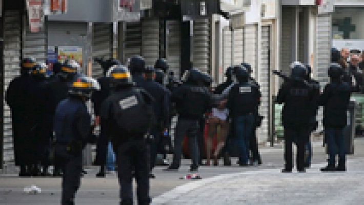 Telediario 1 - Dos muertos y siete detenidos en la operación policial en Saint-Denis