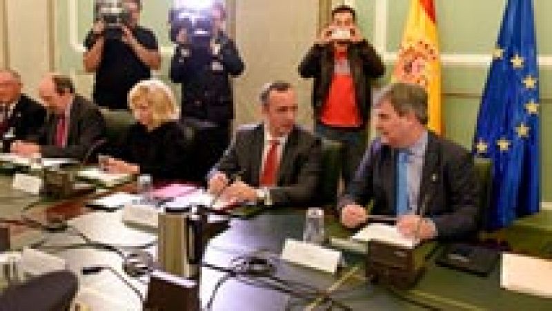 El clásico se va a disputar "con total normalidad", ese es el mensaje que se ha querido lanzar tras la reunión que han mantenido la Comisión Antiviolencia con el presidente del CSD, Miguel Cardenal, y con el secretario de estado de Seguridad, Francisco Martínez. Encuentro previo al que el jueves tendrán el Real Madrid, el FC Barcelona, la Policía Nacional y los servicios municipales de la capital para concretar las medidas de seguridad para el clásico y las cifras.