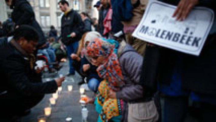 Telediario 1 - 2.500 Personas homenajean en Molenbeek a las víctimas de atentados de París