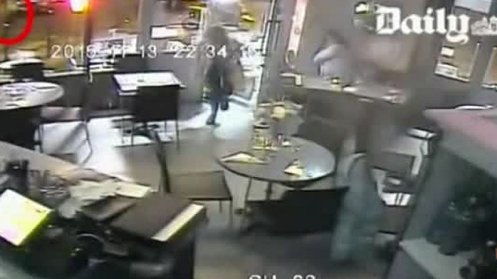 Las cámaras de seguridad de varios cafés parisinos muestran el momento de los ataques - Informativo 24h | Ver