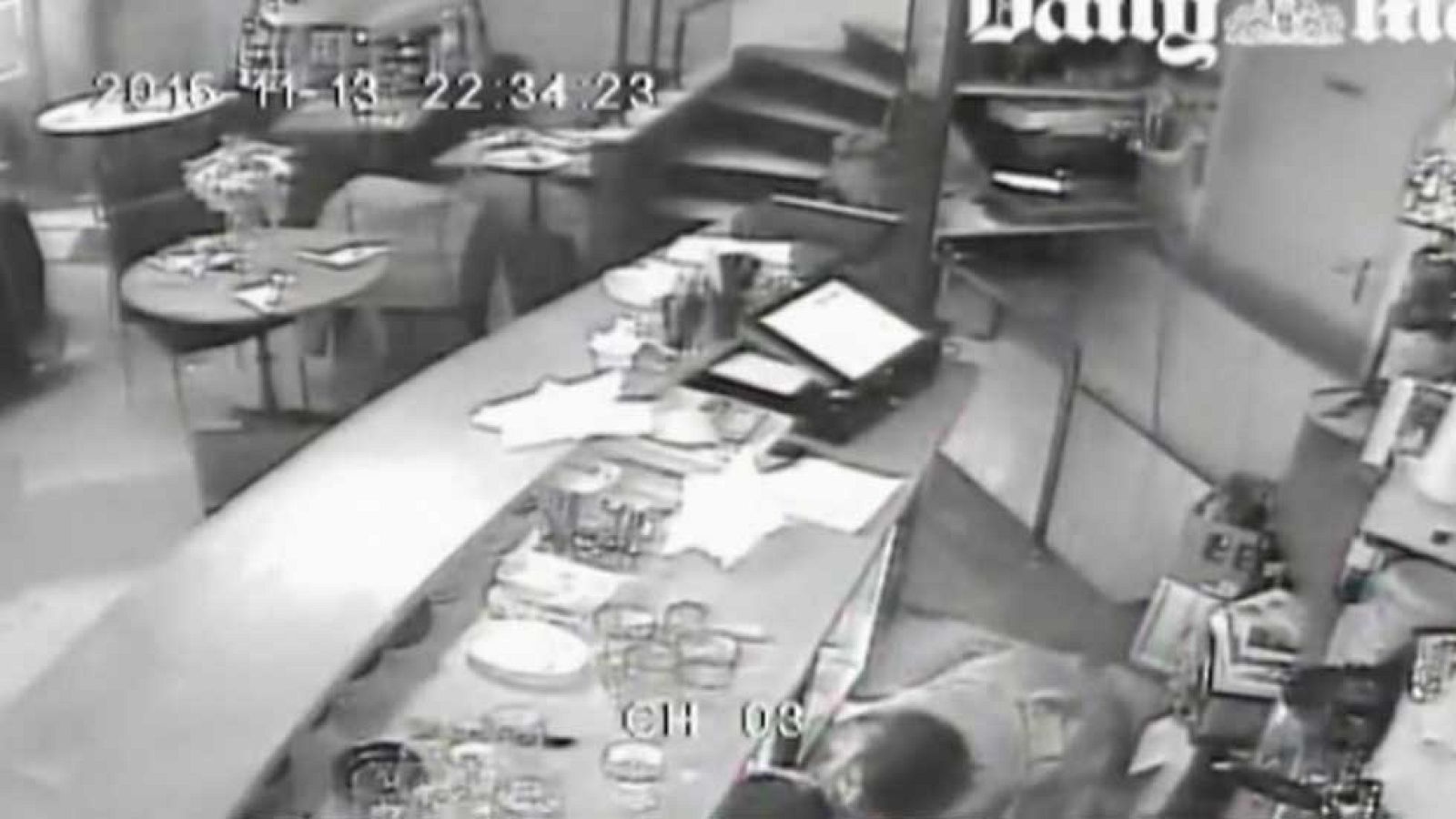 La prensa británica filtra imágenes de las cámaras de seguridad de uno de los establecimientos parisinos durante los ataques