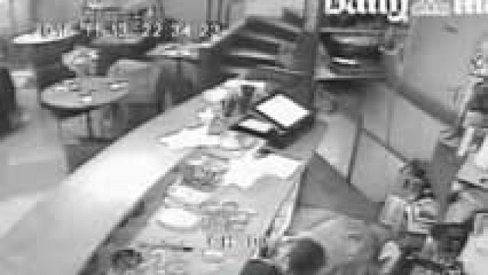 Telediario 1 - La prensa británica filtra imágenes de las cámaras de seguridad de uno de los establecimientos parisinos durante los ataques
