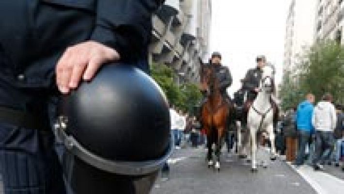 Telediario 1 - Más de 2.500 efectivos para velar por la seguridad del clásico