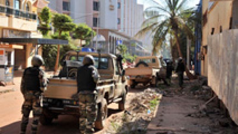 Hombres armados asaltan un hotel y toman 170 rehenes en Bamako