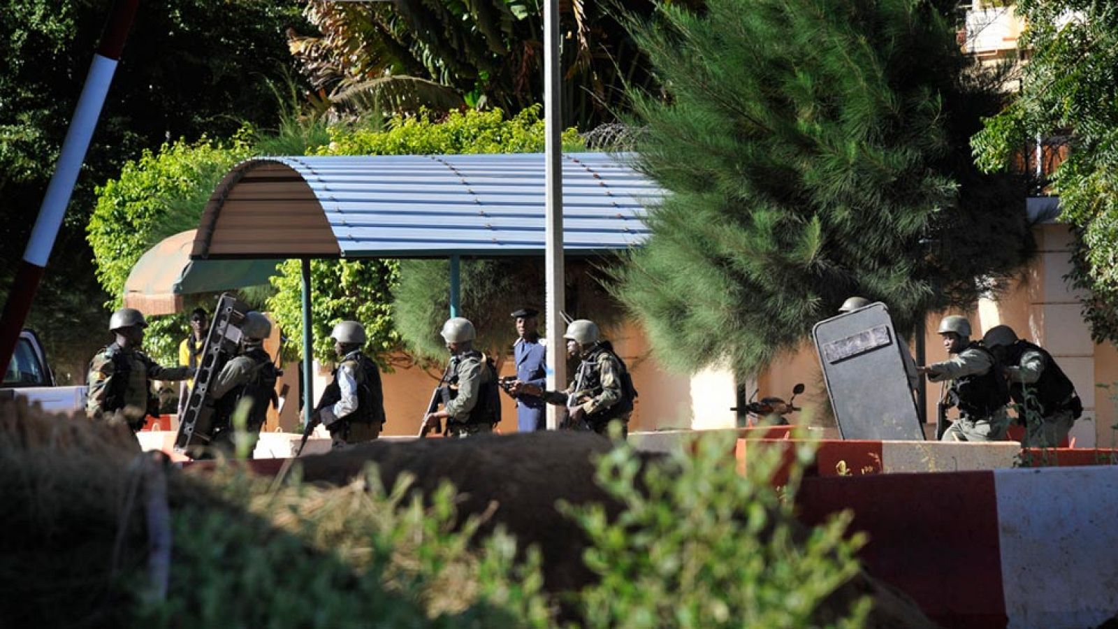 Al menos tres muertos en el asalto con 170 rehenes a un hotel de la capital de Mali