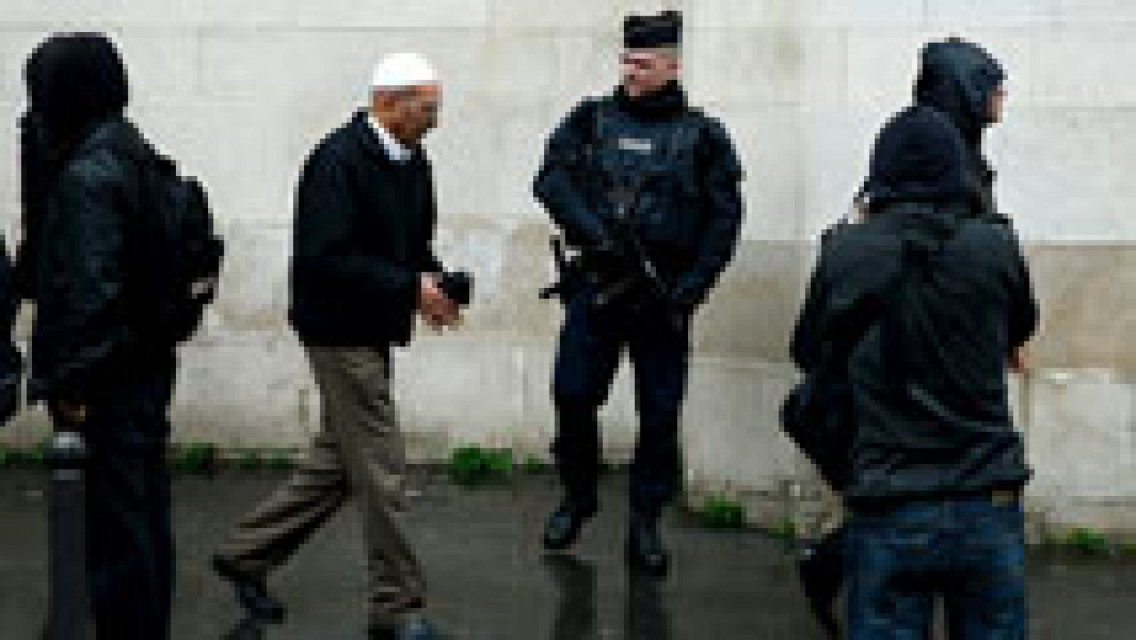 Telediario 1: Tras los atentados de París, Francia registra 1.500 demandas cada día para sumarse al Ejército | RTVE Play