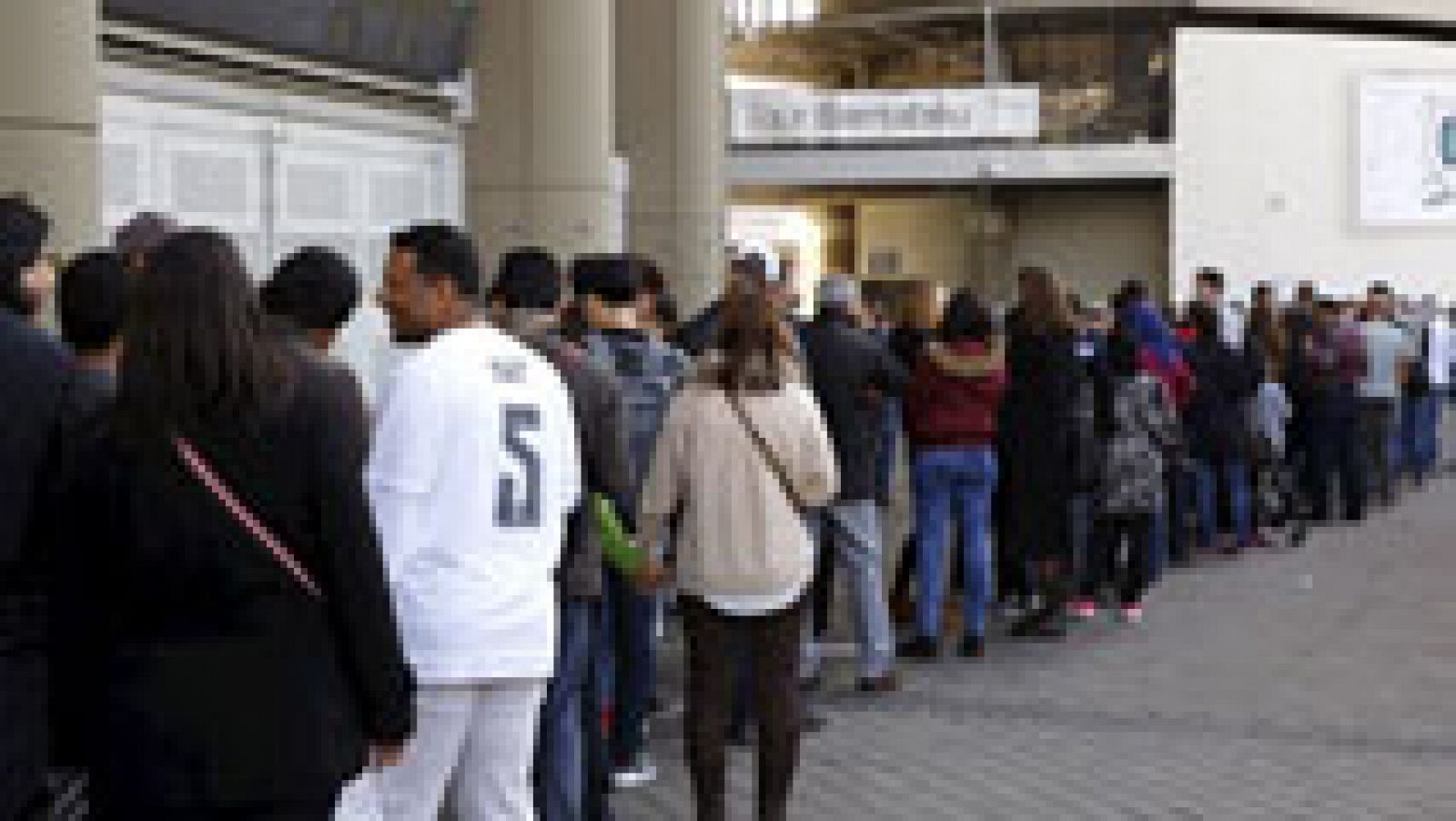 Telediario 1: Tres anillos de seguridad, cinco calles cortadas y registros a la entrada del estadio para el Real Madrid-Barça  | RTVE Play