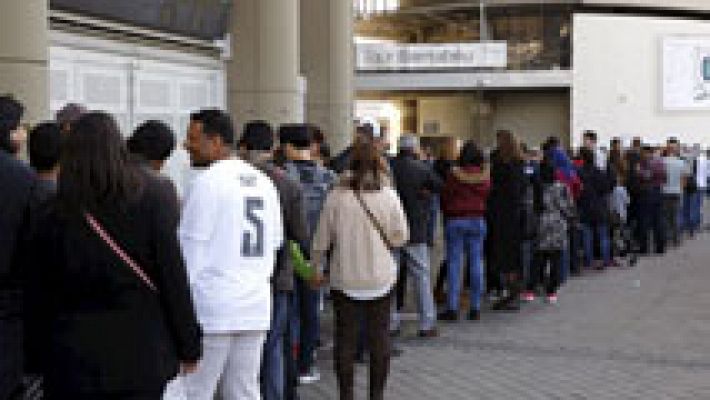 Tres anillos de seguridad, cinco calles cortadas y registros a la entrada del estadio para el Real Madrid-Barça 