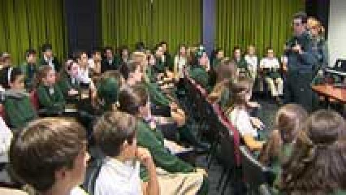 Telediario 1 - Expertos de la Guardia Civil alertan sobre los riesgos de internet y las redes en el Día Internacional del Niño