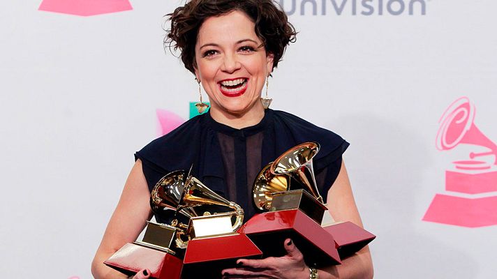 Telediario 1 - Natalia Lafourcade y Juan Luis Guerra, triunfadores de los Grammy Latinos