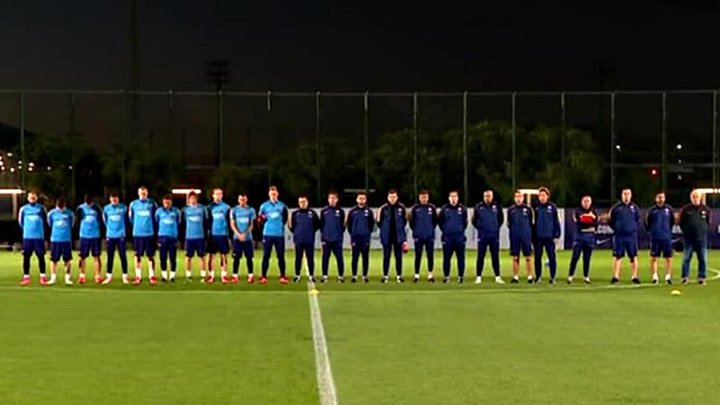 El mundo del deporte sigue consternado por los actos terroristas acaecidos en la capital gala hace una semana. De ahí que veamos este fin de semana diversos homenajes en los campos de fútbol españoles.
