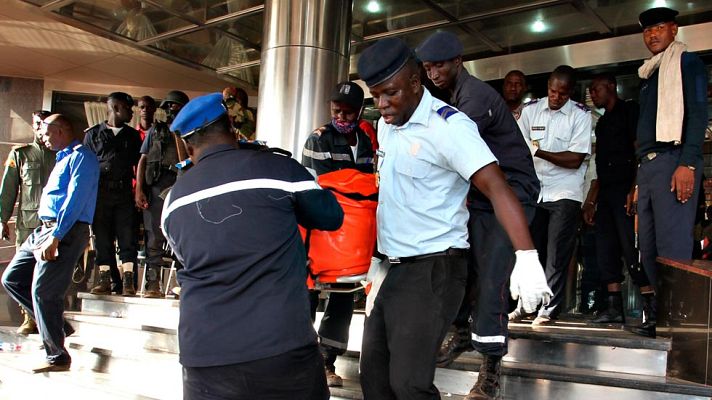 Telediario 1 - Un ataque yihadista a un hotel de Bamako acaba con al menos 27 rehenes muertos y 13 asaltantes abatidos