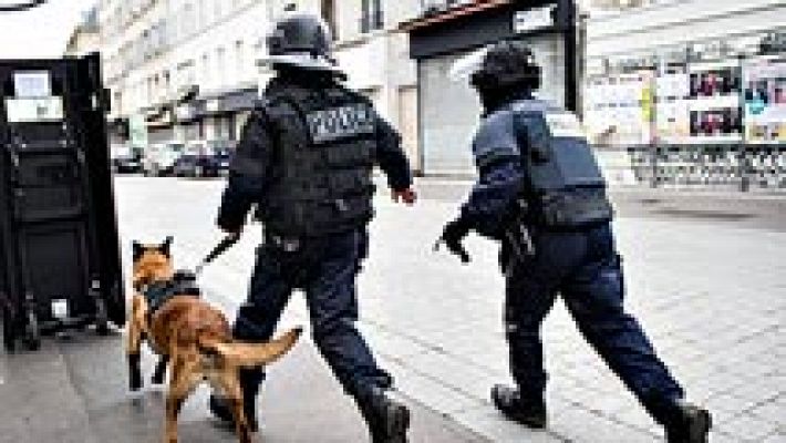 Telediario 1 - Francia identifica a Hasna Aitboulahcen entre los terroristas muertos en Saint-Denis y halla el cuerpo de otro hombre