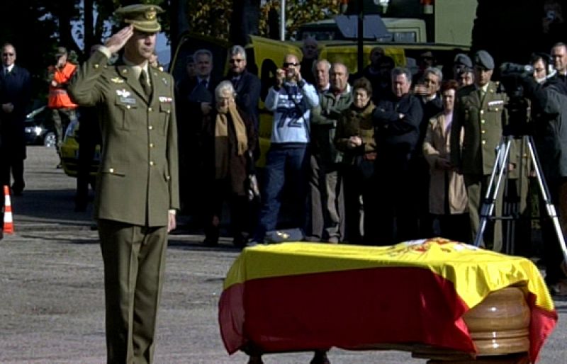 El Príncipe ha impuesto a título póstumo la Cruz del Mérito Militar con distintivo rojo a los dos soldados muertos en un atentado en Afganistán. 