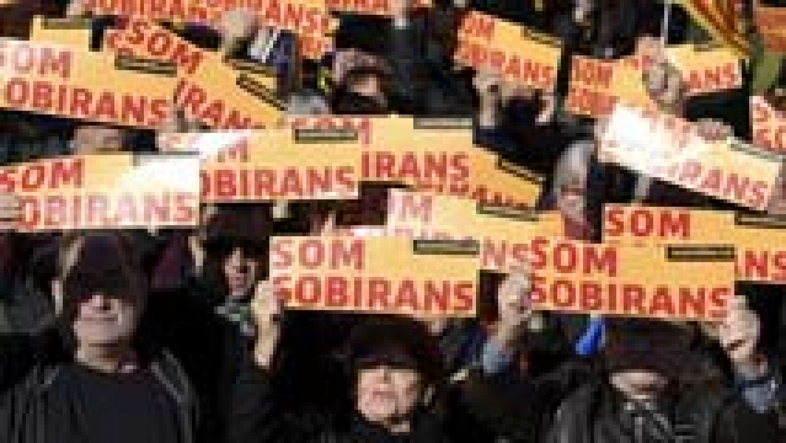 La ANC presiona a los partidos separatistas ante la investidura de Mas en una concentración en el Parlament