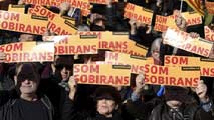 Telediario 1 - La ANC presiona a los partidos separatistas ante la investidura de Mas en una concentración en el Parlament