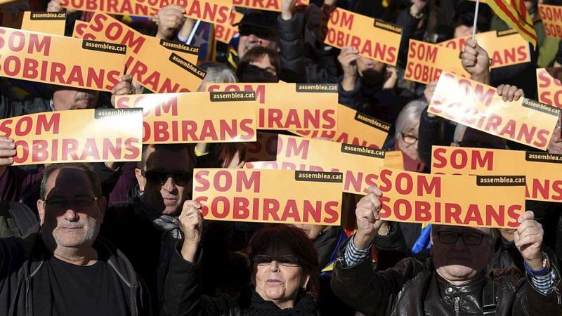 La ANC presiona a los partidos separatistas ante la investidura de Mas en una concentración en el Parlament  