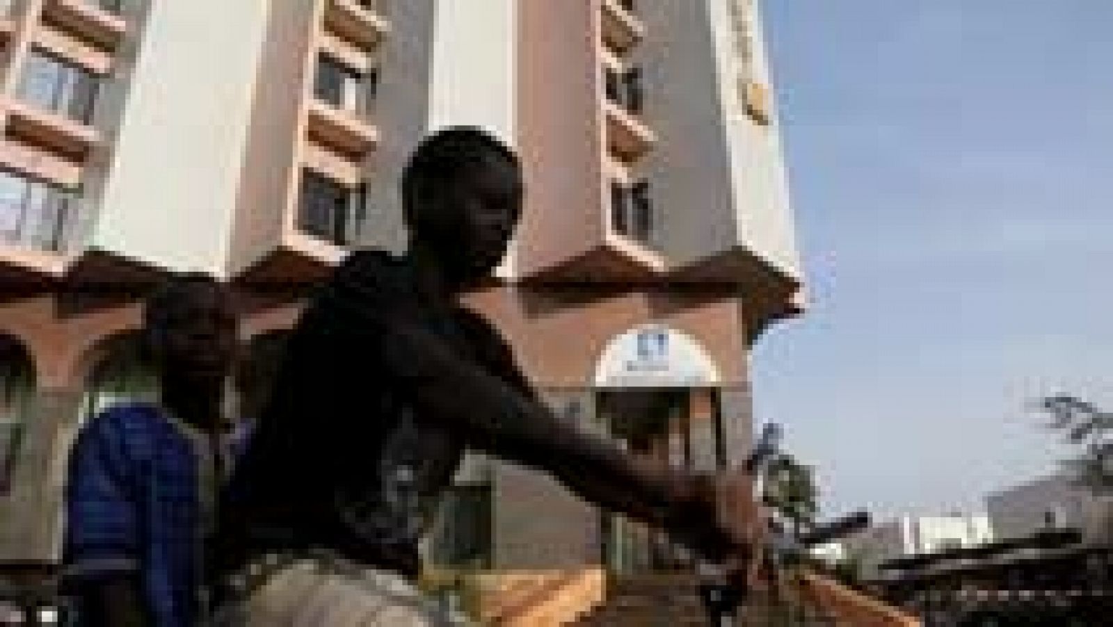 Telediario 1: Tres días de luto en Mali mientras se sigue buscando a tres sospechosos del atentado en el Radisson  | RTVE Play