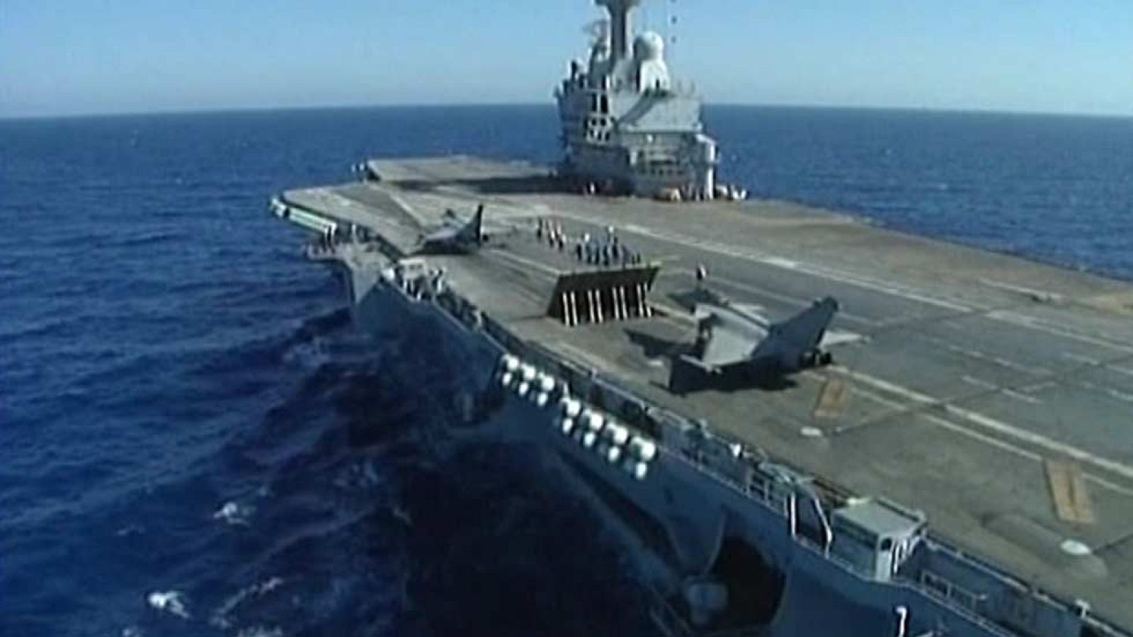 Francia despliega el portaaviones Charles de Gaulle para actuar contra posiciones del EI