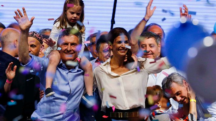 Telediario 1 - Macri gana las elecciones en Argentina y pone fin a 12 años de kirchnerismo