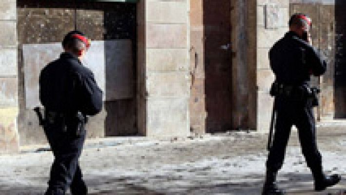 Informativo 24h - Los Mossos despliegan una macro redada contra dos clanes dedicados al menudeo de cocaína y heroína