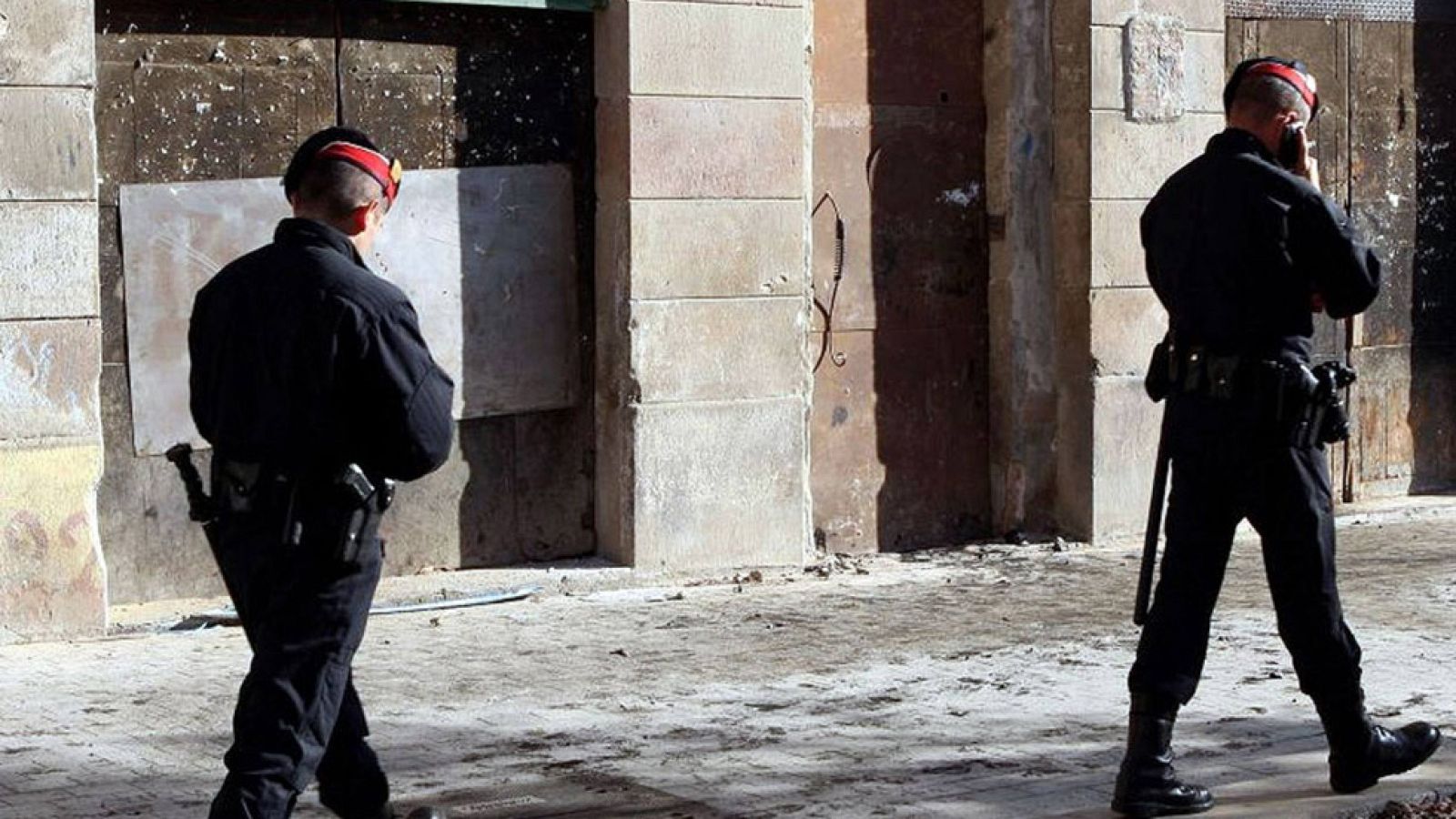 Los Mossos despliegan una macro redada contra dos clanes dedicados al menudeo de cocaína y heroína