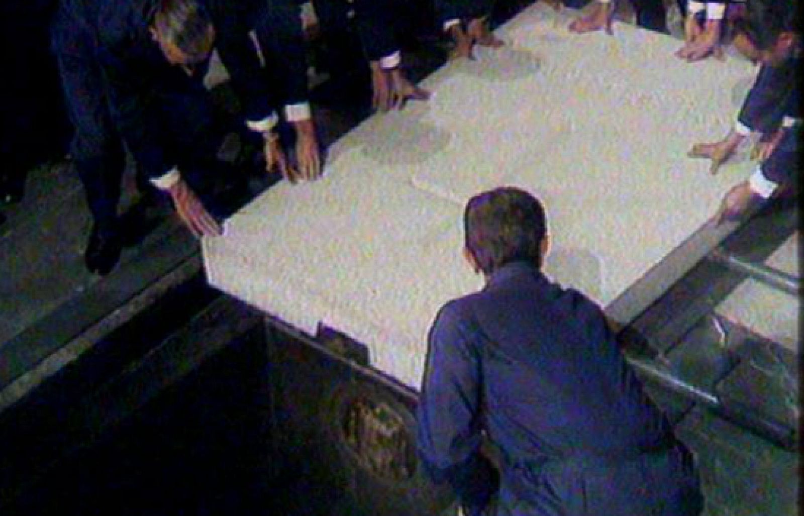 Imágenes del entierro de Franco (1975) - Fue noticia en el Archivo de RTVE | Ver