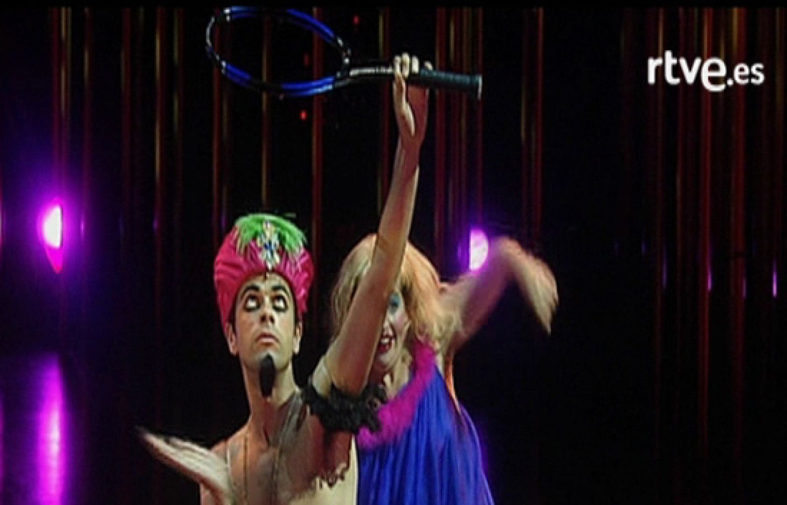  El Circo del Sol estrena el jueves en Madrid un nuevo espectáculo: Varekai, que en lengua romaní significa "en cualquier lugar". Es un homenaje al espíritu nómada del circo. 