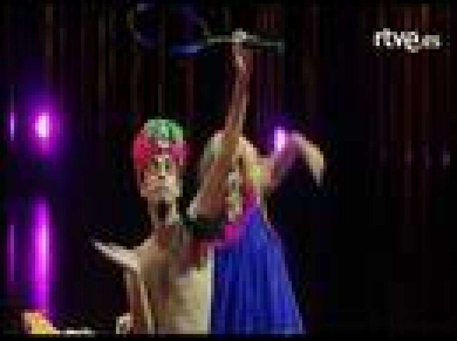  El Circo del Sol estrena el jueves en Madrid un nuevo espectáculo: Varekai, que en lengua romaní significa "en cualquier lugar". Es un homenaje al espíritu nómada del circo. 