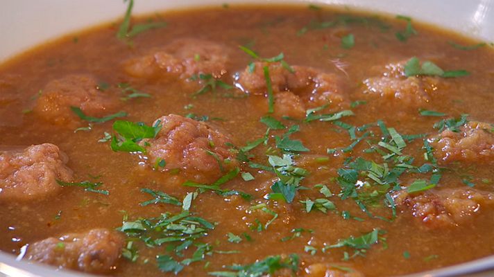 RTVE Cocina - Receta de sopa de pan tostado y albóndigas