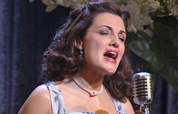 Amar en tiempos revueltos - Primera actuación de Cora