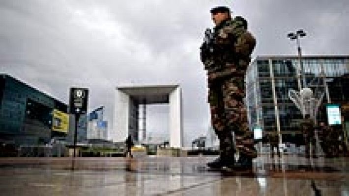 Telediario 1 - Abdelhamid Abbaoud y su cómplice pretendían atentar contra el centro financiero de París