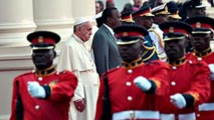 El papa Francisco ha advertido contra la pobreza como incentivo de la violencia y el terrorismo en Kenia, primera parada de su gira africana