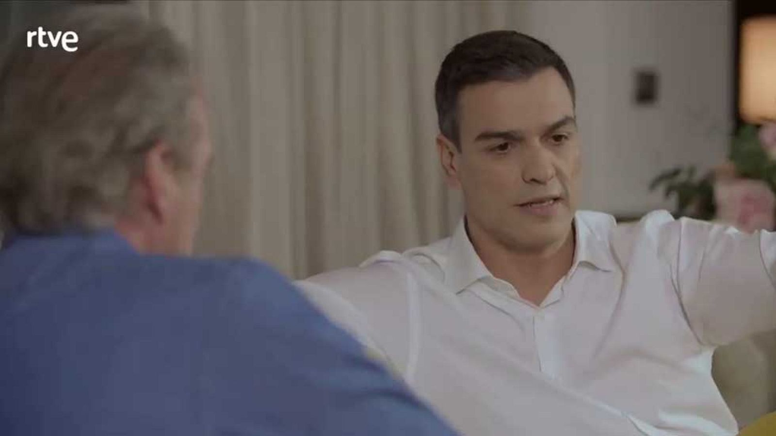 El candidato del PSOE se ha referido al independentismo catalán. "Todos están hablando de integrar, de cooperar, de mejorar, y van unos, que no son mayoría en Cataluña, y dicen que se quieren separar. ¿Y a dónde te quieres ir?", ha señalado.