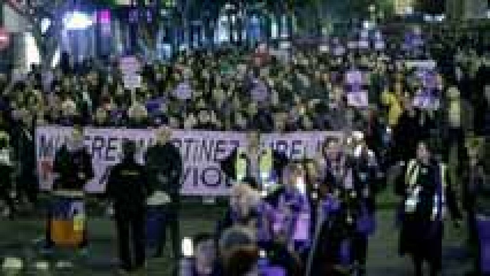 Telediario 1: Miles de personas salen a la calle en toda España para pedir el fin de la violencia de género | RTVE Play