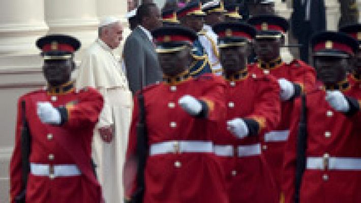 El papa llama en Kenia a luchar contra la pobreza