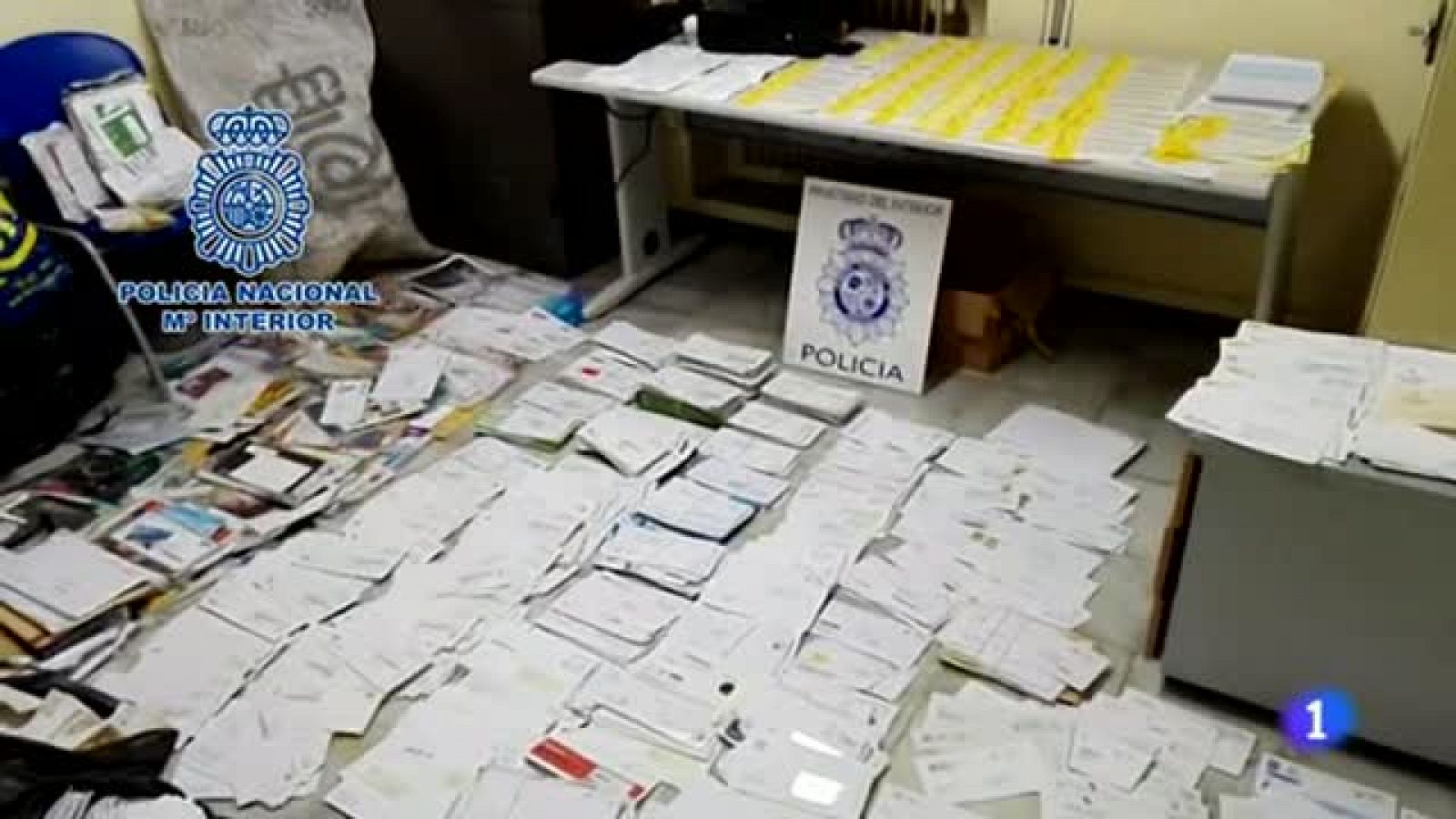 Telediario 1: Detenido un cartero que llegó a almacenar 3.200 cartas del reparto en un trastero | RTVE Play