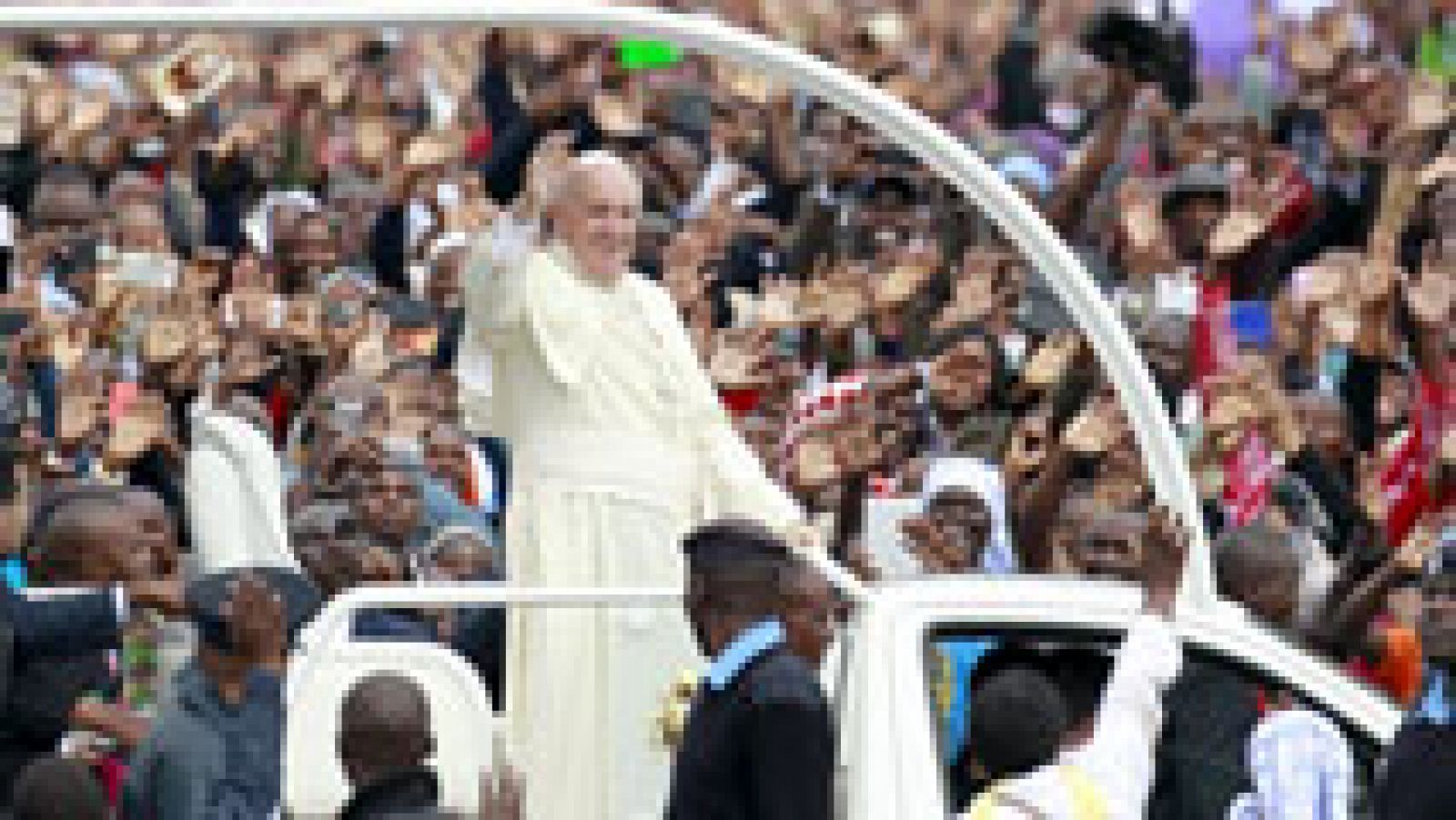 El papa pide acabar con la "arrogancia" de los hombres que maltratan a las mujeres en una misa multitudianaria en Kenia