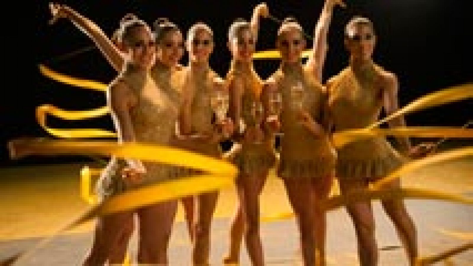 Telediario 1: Así se transforman las gimnastas en 'burbujas' de la Navidad | RTVE Play