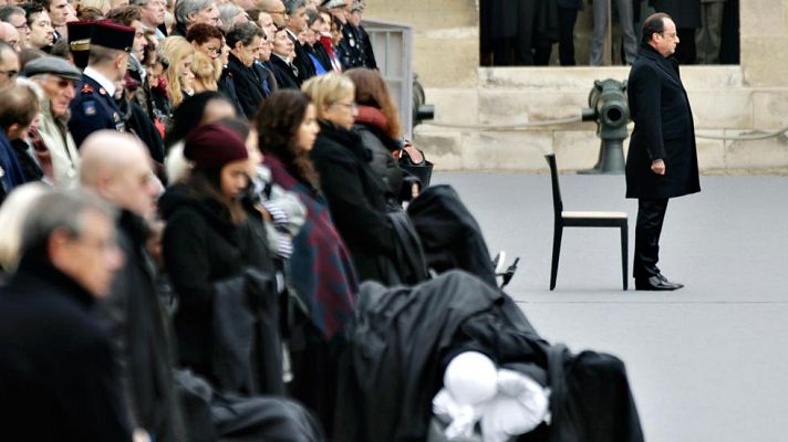 Telediario 1 - Solemne homenaje en Los Inválidos a las víctimas de los atentados en París