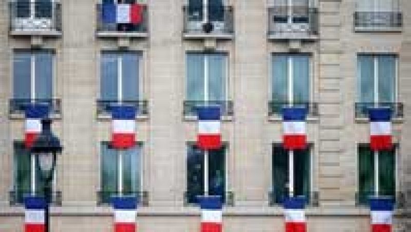 La bandera francesa se extiende por Pars como homenaje a las vctimas de los atentados