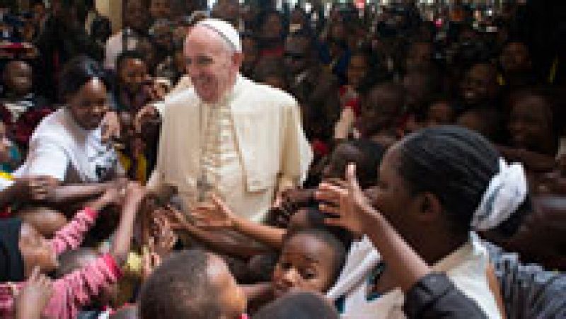 El Papa denuncia que la pobreza hace caer a los jóvenes en el extremismo en su viaje a Kenia