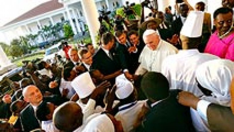 Caluroso recimiento al papa Francisco en Uganda, segunda etapa de su viaje a África