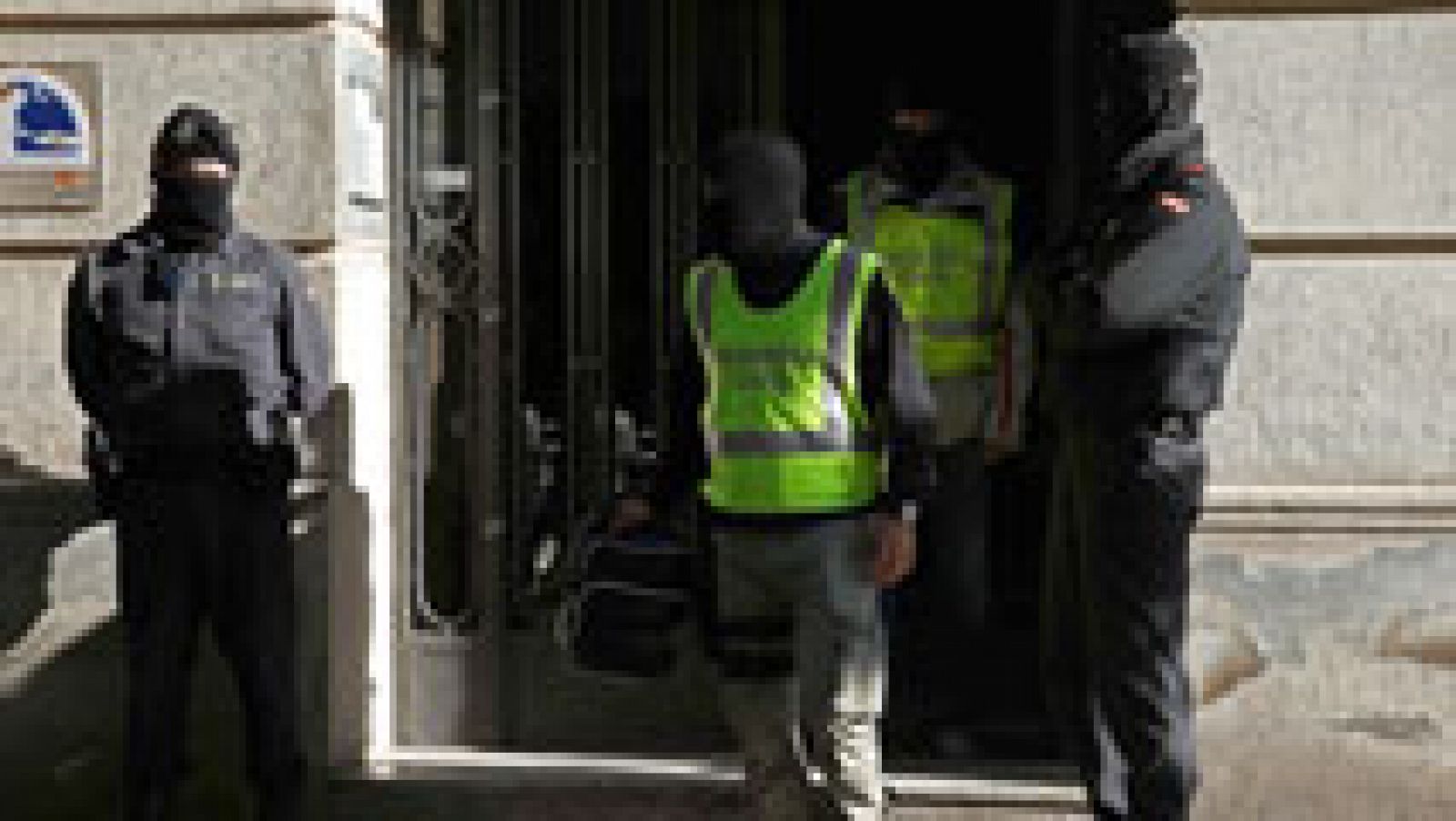 Informativo 24h: Tres detenidos en Barcelona por captar y adiestrar terroristas para el Estado Islámico | RTVE Play