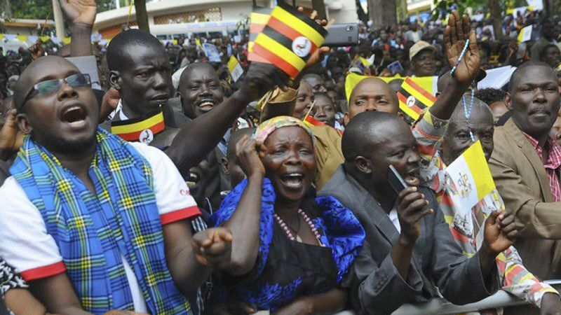 El papa celebra dos misas multitudinarias en Uganda