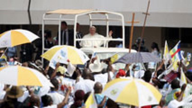 El Papa visita la Mezquita de Bangui, en República Centroafricana, como punto final a su viaje a África
